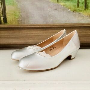 Journey Collection Footwear Women Shoes Size 7 1/2 silver metallic flats formal